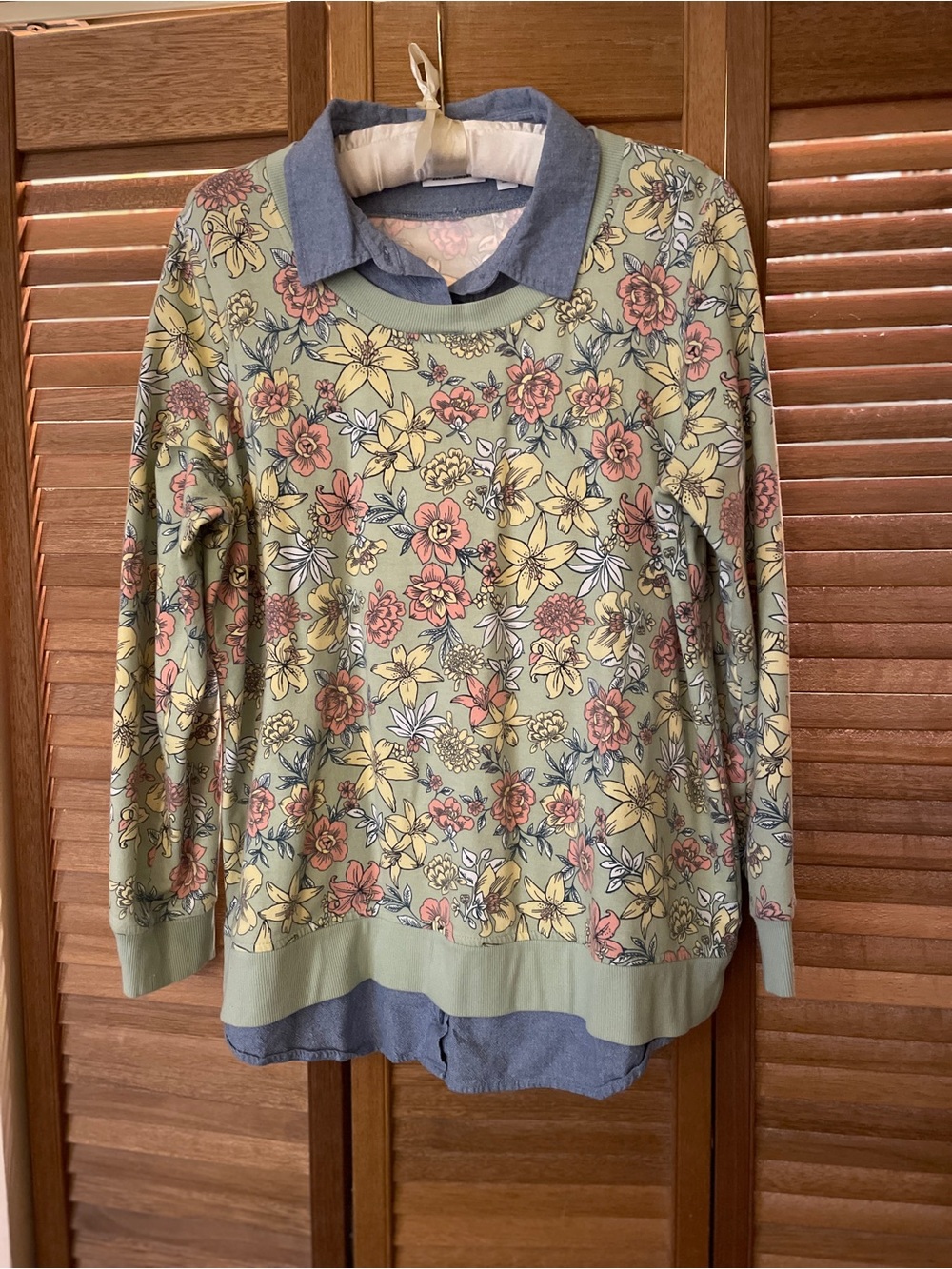 Denim and Co Sweatshirt EUC.